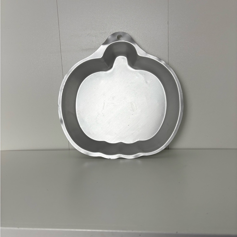 Wilton Vintage Silver Pumpkin Cake Pan Halloween thanksgiving
